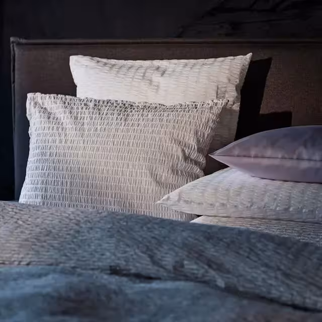 Bettwäsche Garnitur Twist weiß und beige in Schlafzimmer Detail
