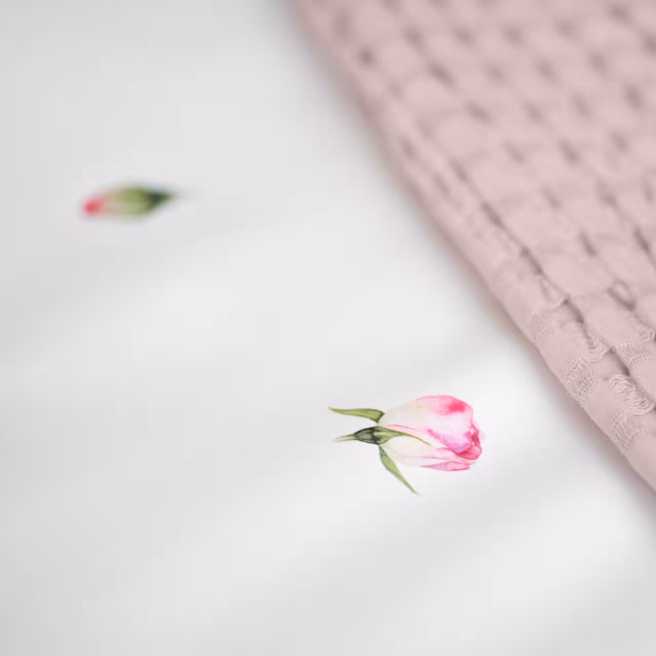 Bettwäschegarnitur Jeunesse weiß mit Blumenmuster Detail