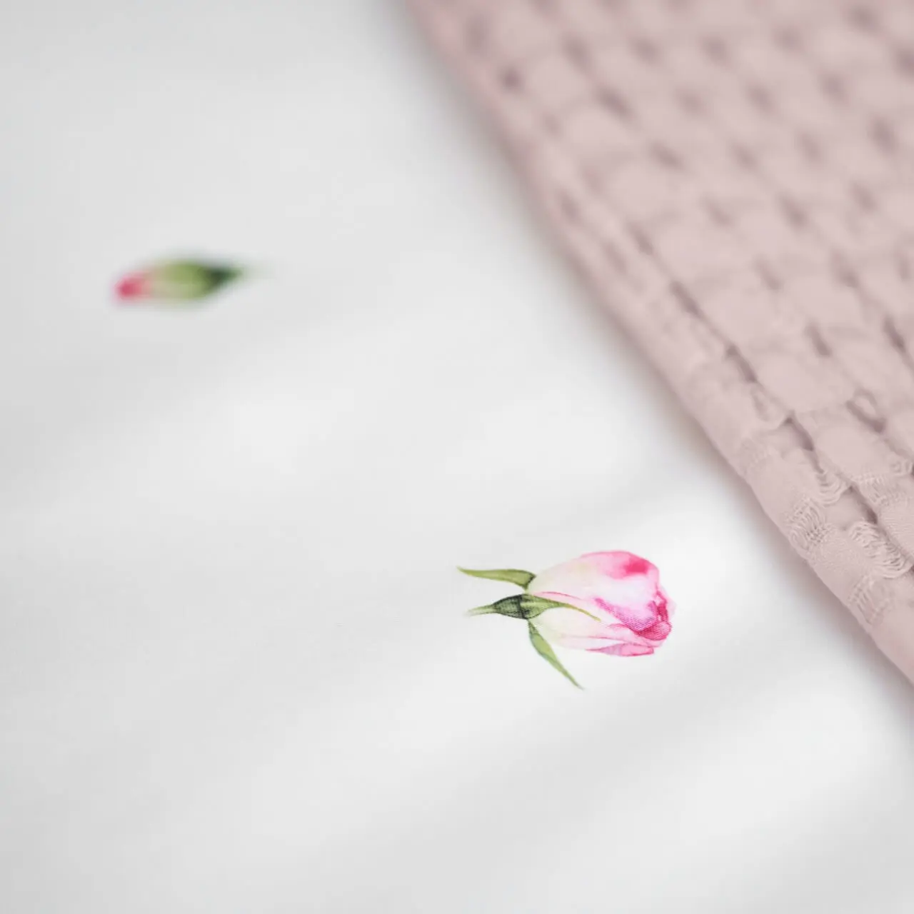 Bettwäschegarnitur Jeunesse weiß mit Blumenmuster Detail
