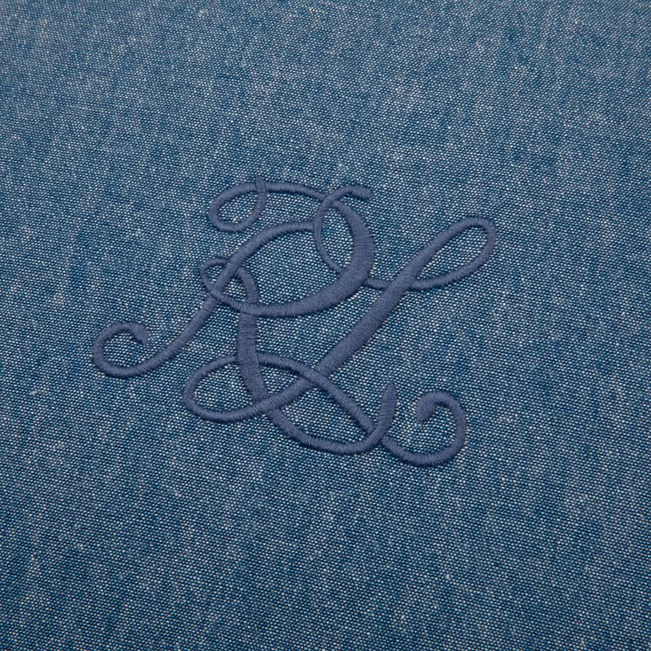 Dekokissen Margaret blau mit Monogramm Detail