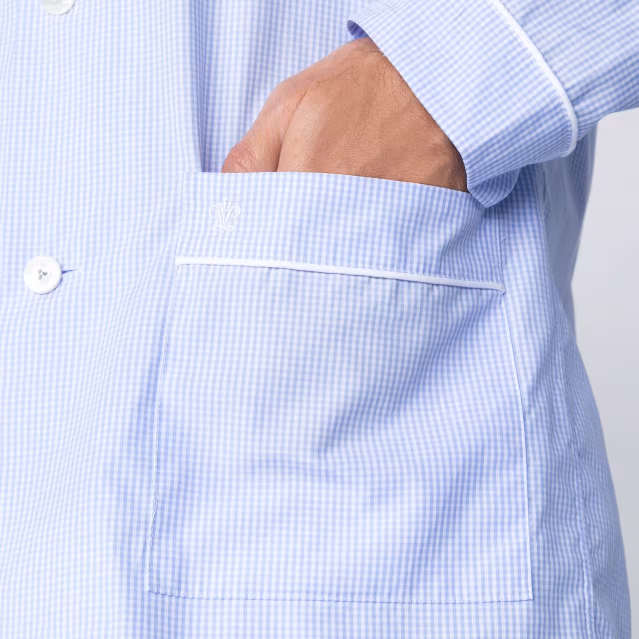 Pyjama Carlo P hellblau weiß gestreift am Modell Detail