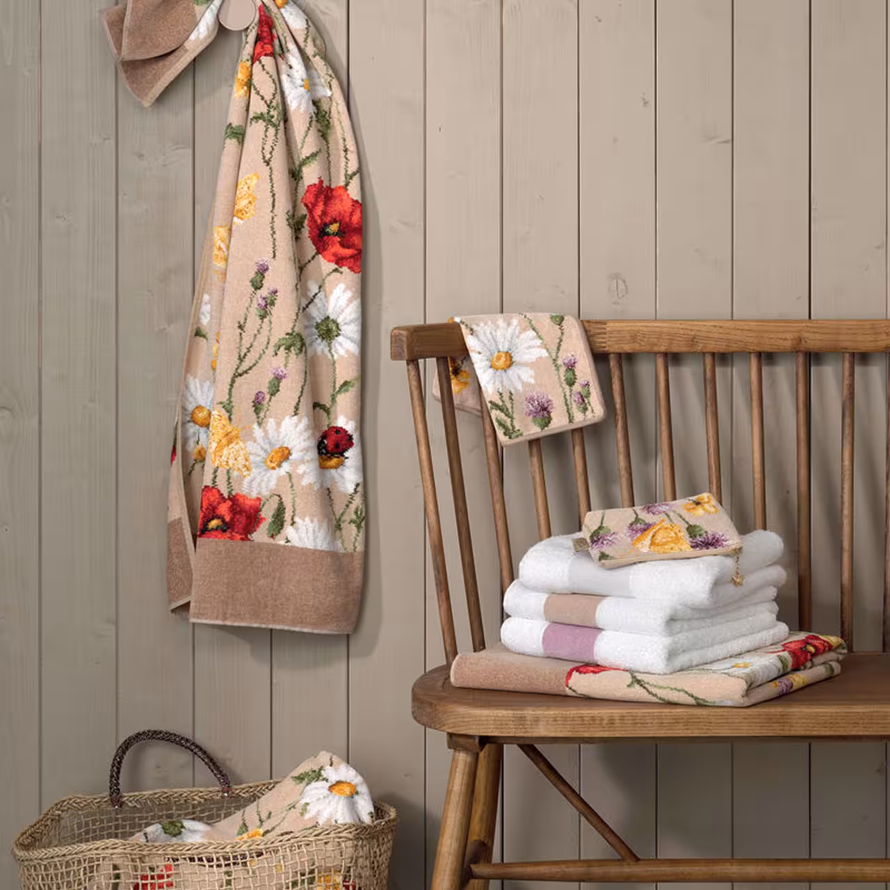 Chenilleserie Daisy Field beige dekoriert auf Bank