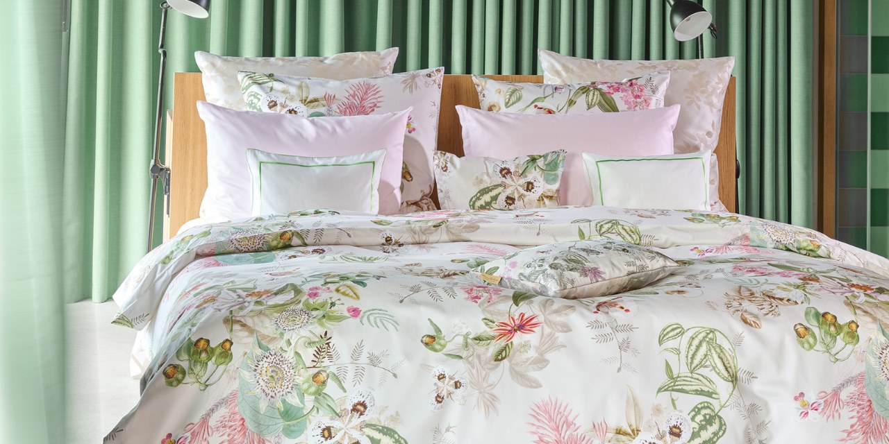 Fischbacher Bettbezug mit Blumenmuster Doppelbett mit Fischbacher Bettwäsche mit Blumenmuster in Pastelltönen