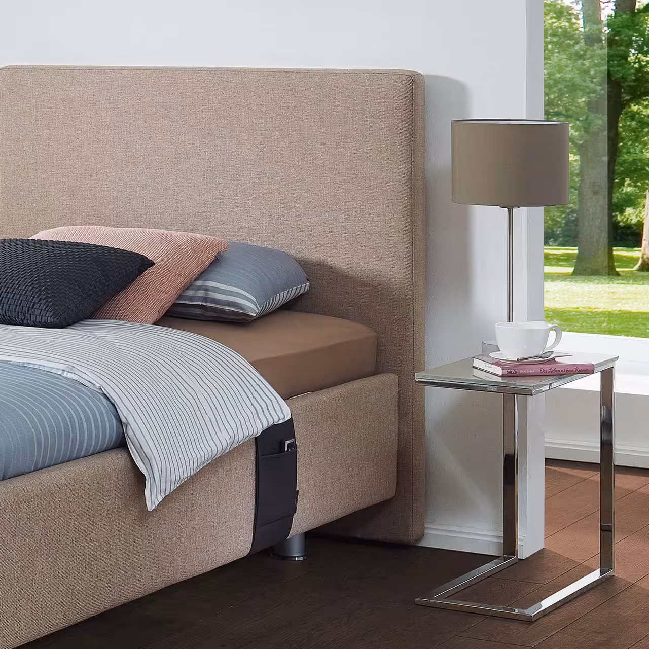 Bett Nevara mit Stoff beige bezogen mit Nachttisch und Lampe