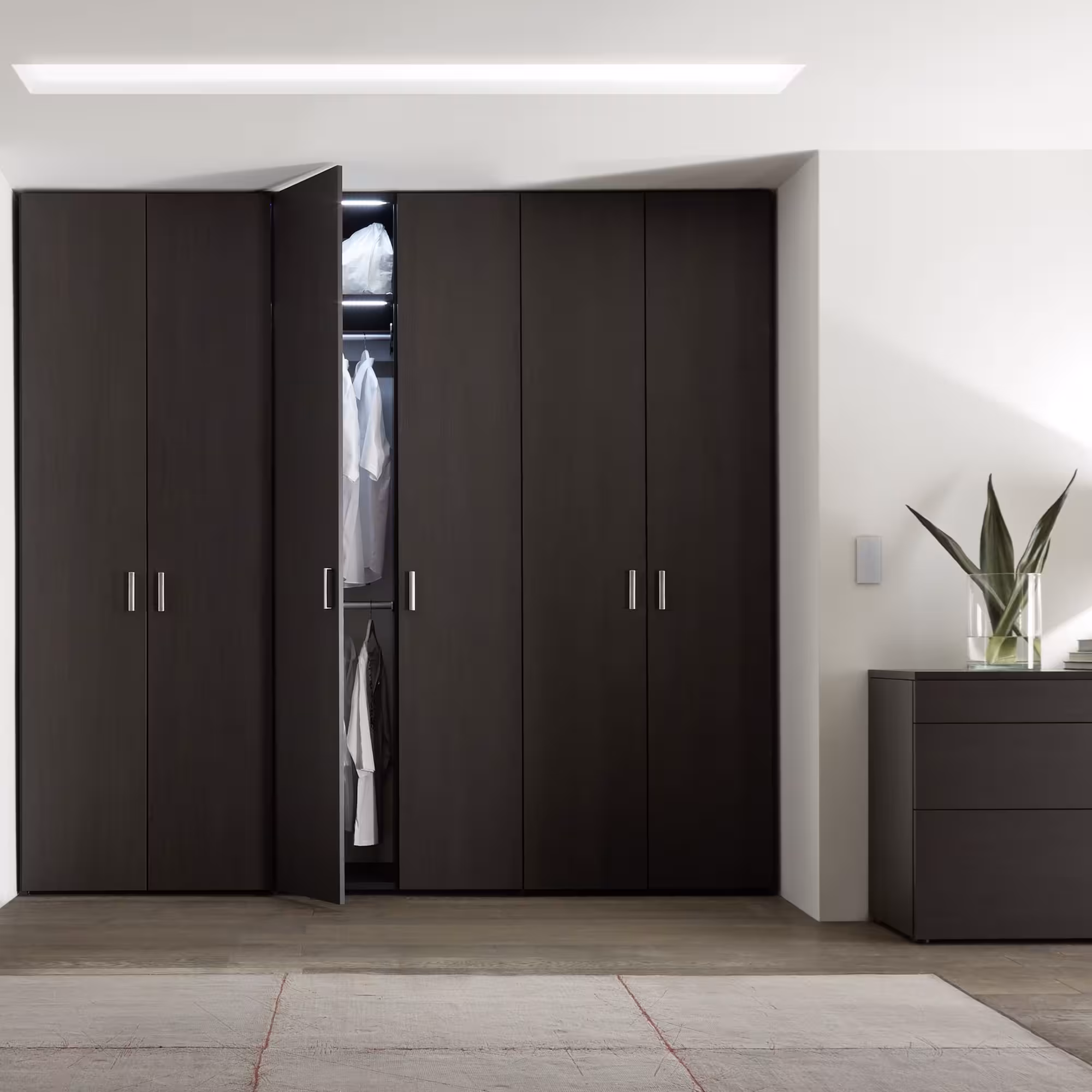 Einbauschrank Beta dunkelbraun in Schlafzimmer Ambiente