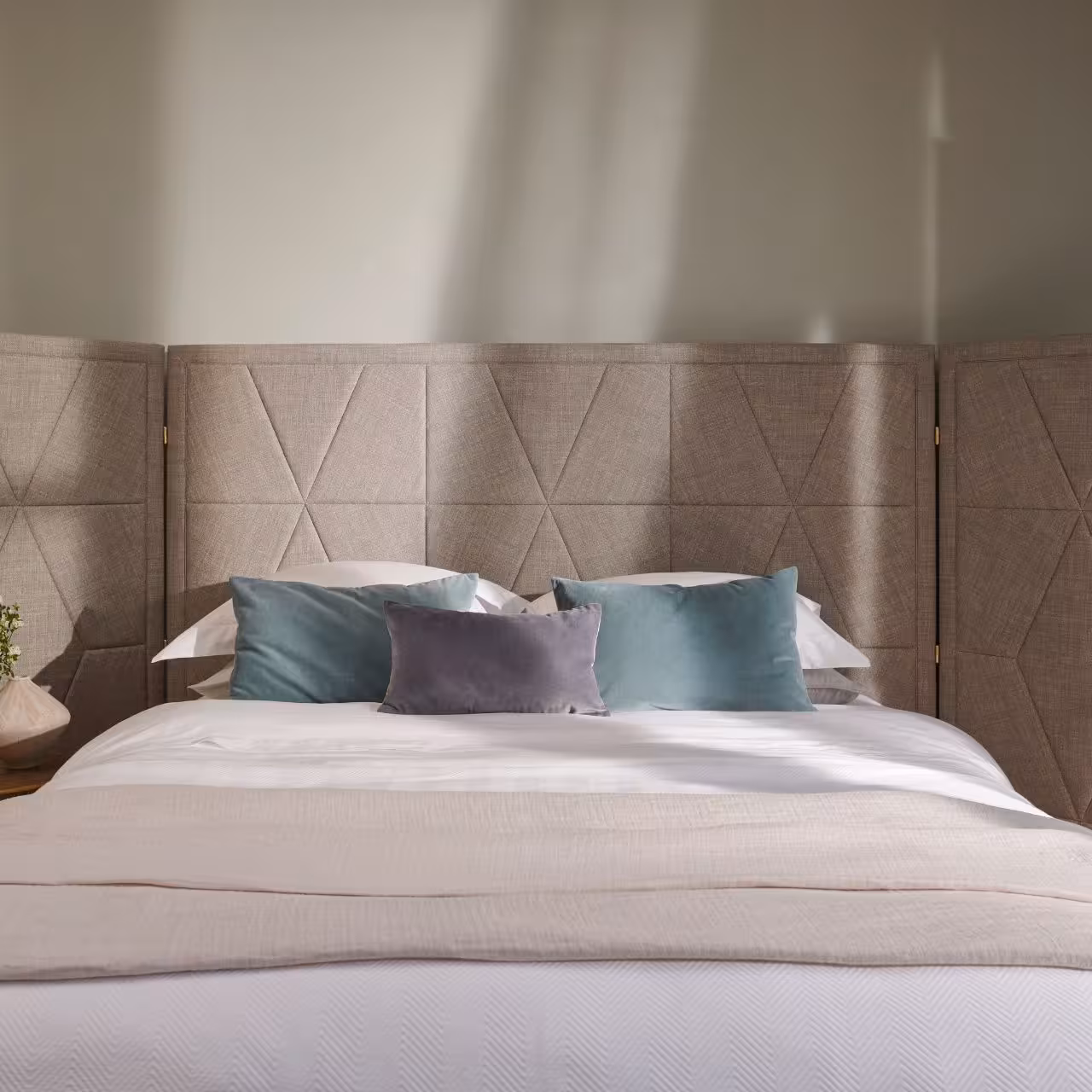 Bett Berkeley Kopfteil graubeige in Schlafzimmer