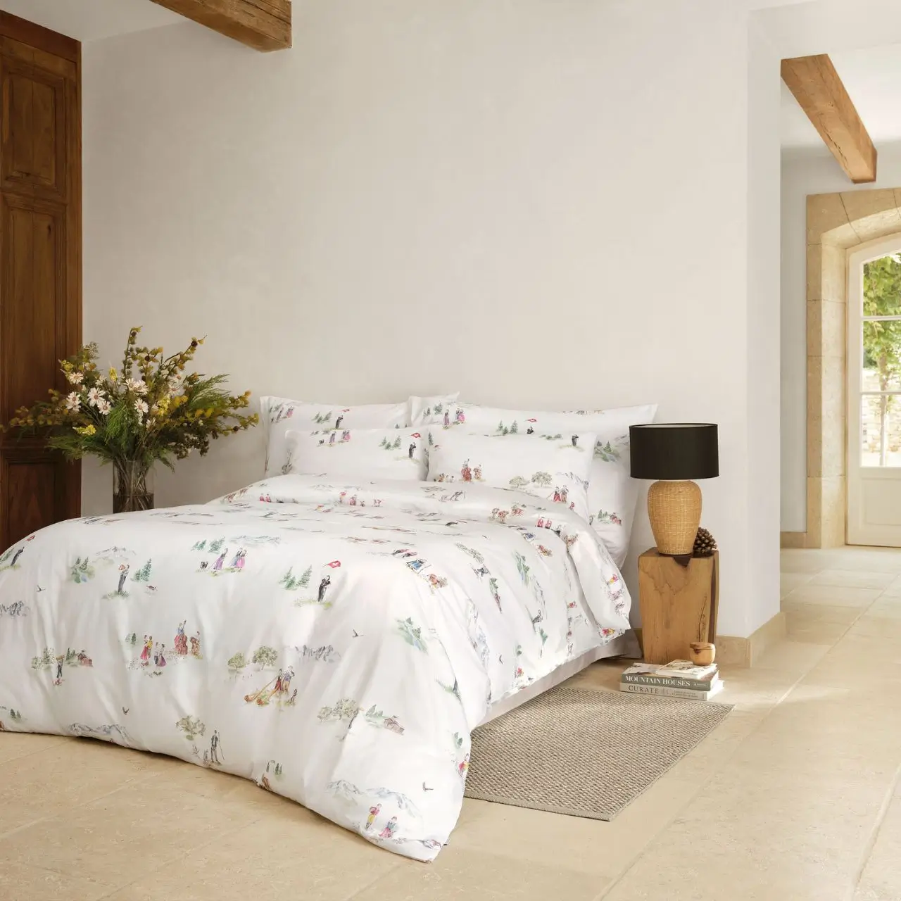 Bettwäschegarnitur Alma weiß mit Bergszenen in Schlafzimmer