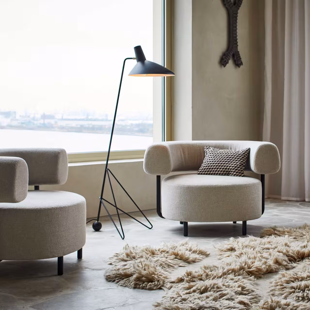 wohnzimmer,  lampe,  sessel,  teppich,  seating, Zwei graue Sessel neben moderner Stehleuchte