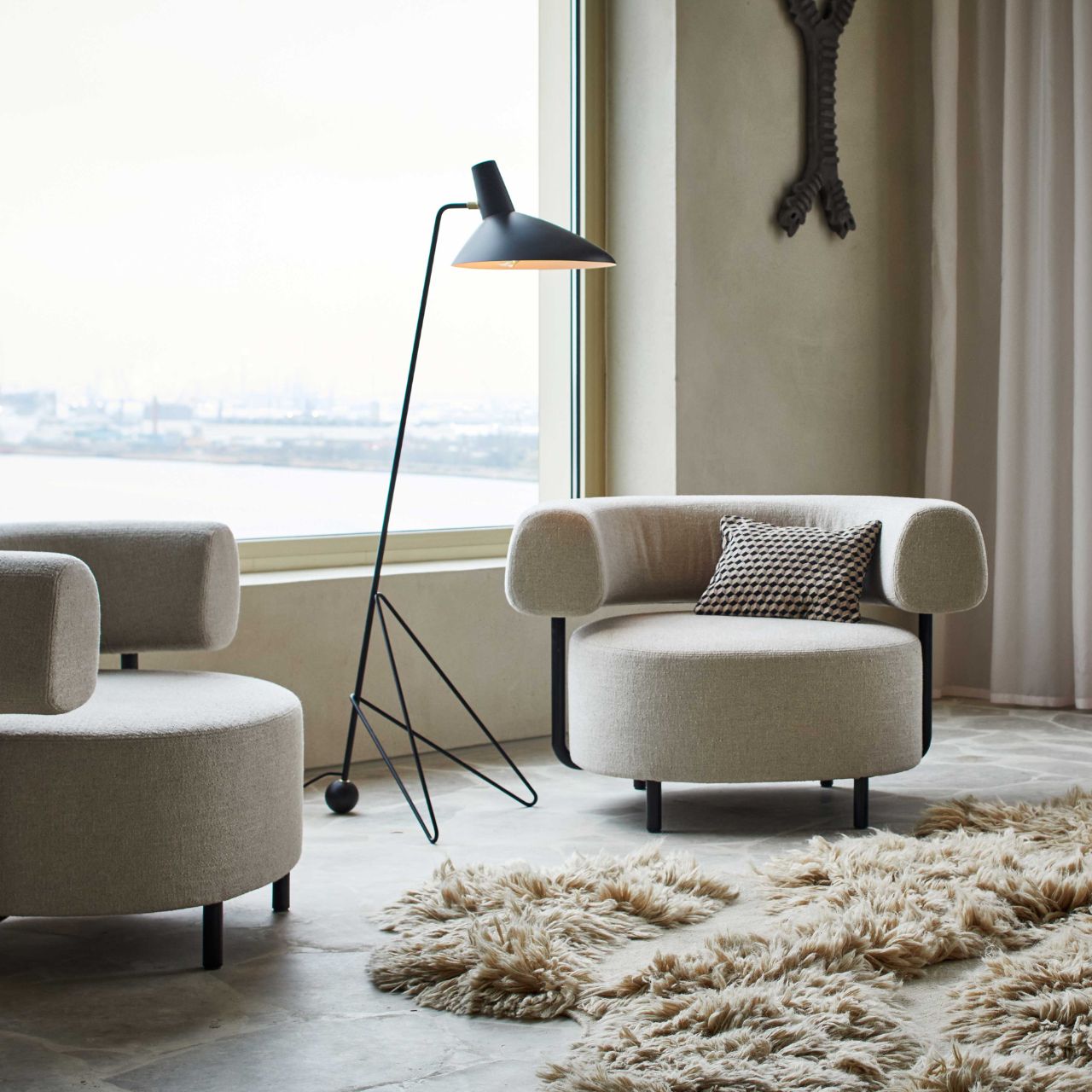 wohnzimmer,  lampe,  sessel,  teppich,  seating, Zwei graue Sessel neben moderner Stehleuchte