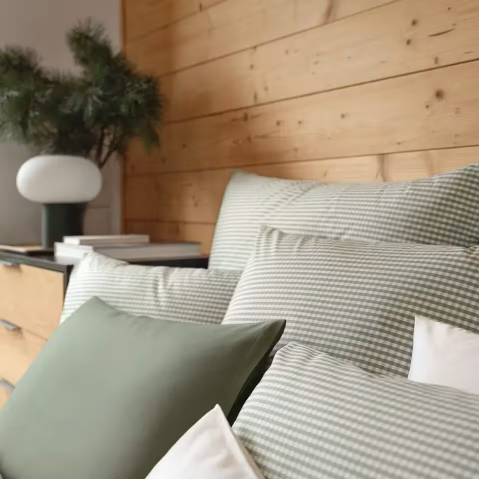 Bettwäschegarnitur Andrin grün weiß kariert auf Bett in Schlafzimmer