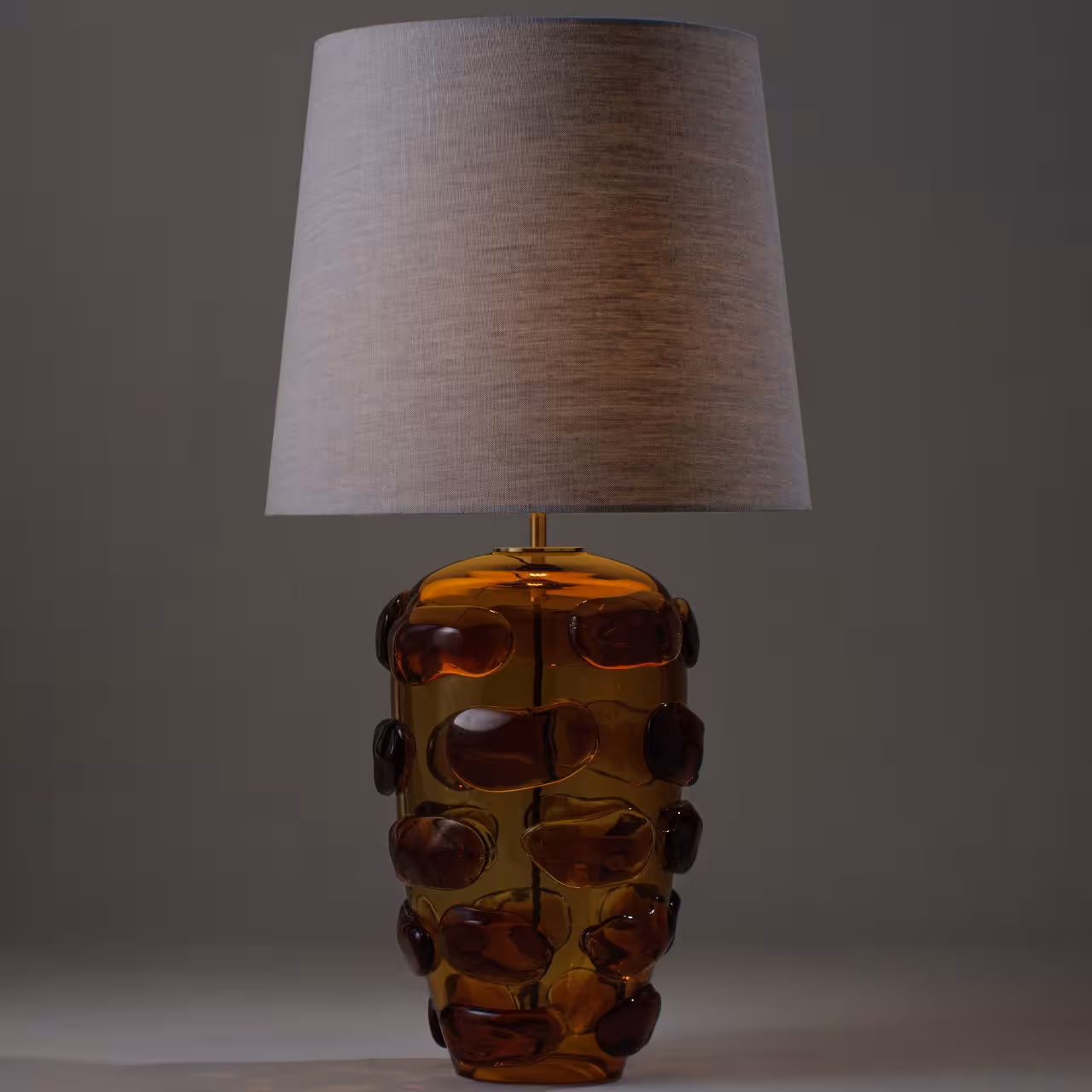 Leuchte Blob beige und braun auf weiß