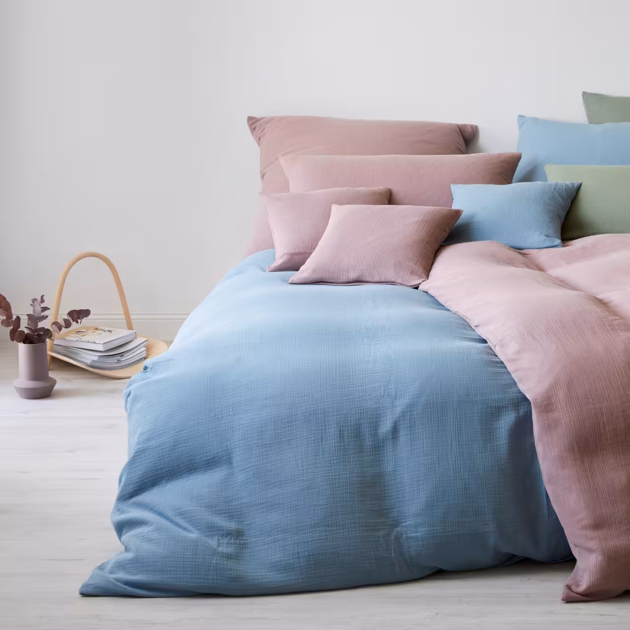 Bettwäschegarnitur Smooth verschiedene Farben auf Bett in Schlafzimmer