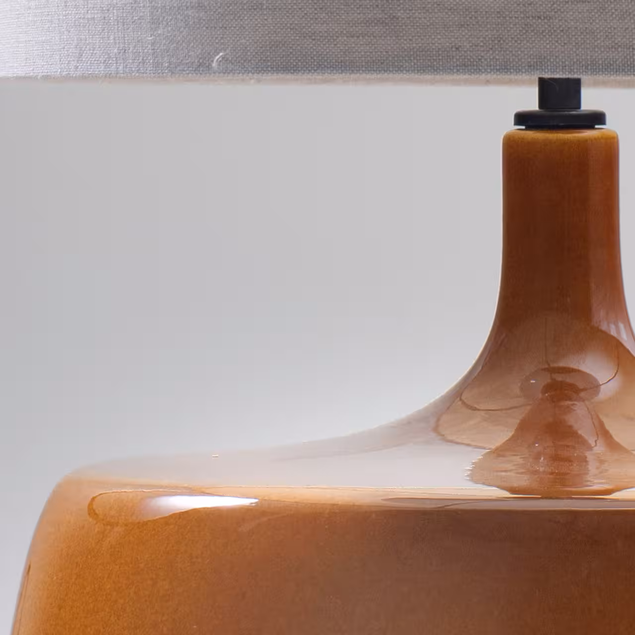 Leuchte Piper weiß und cognac Detail auf weiß