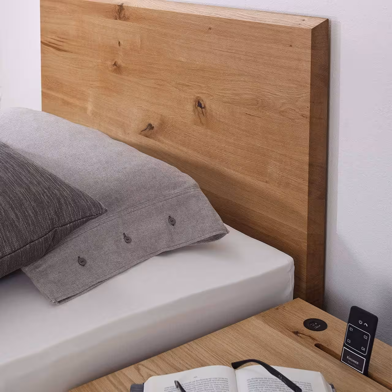 Komfortbett Lugano helles Holz Kopfteil in Schlafzimmer