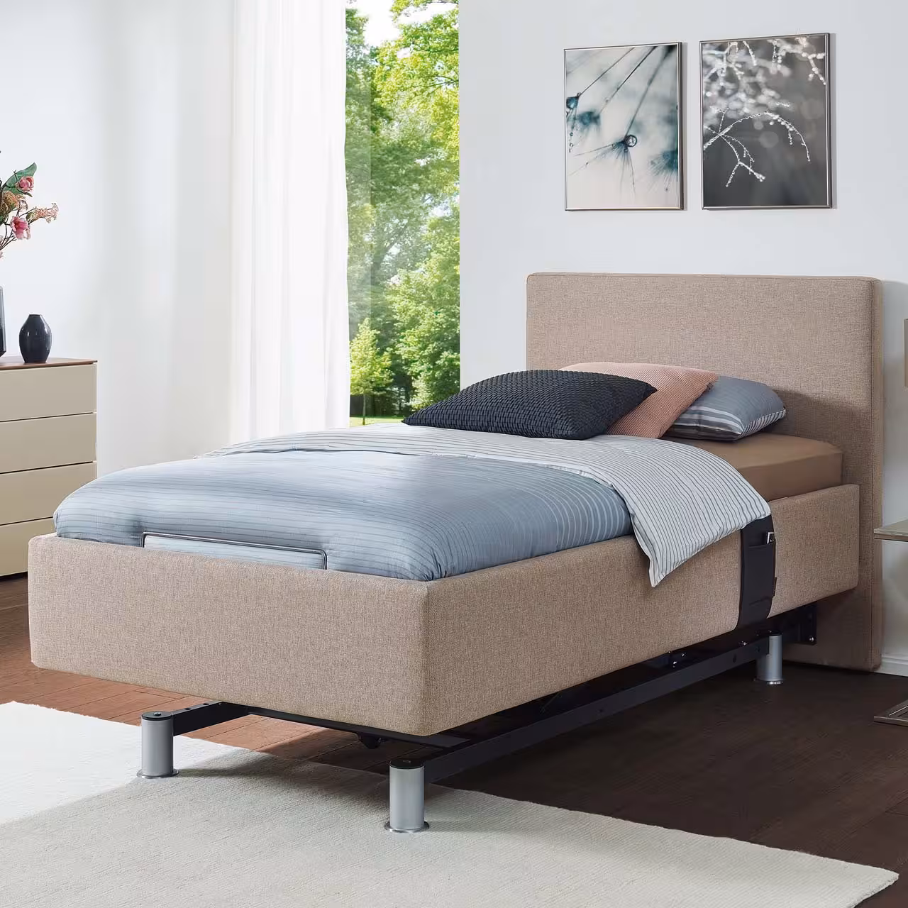 Bett Nevara mit Stoff beige bezogen mit ausgefahrenen Beinen