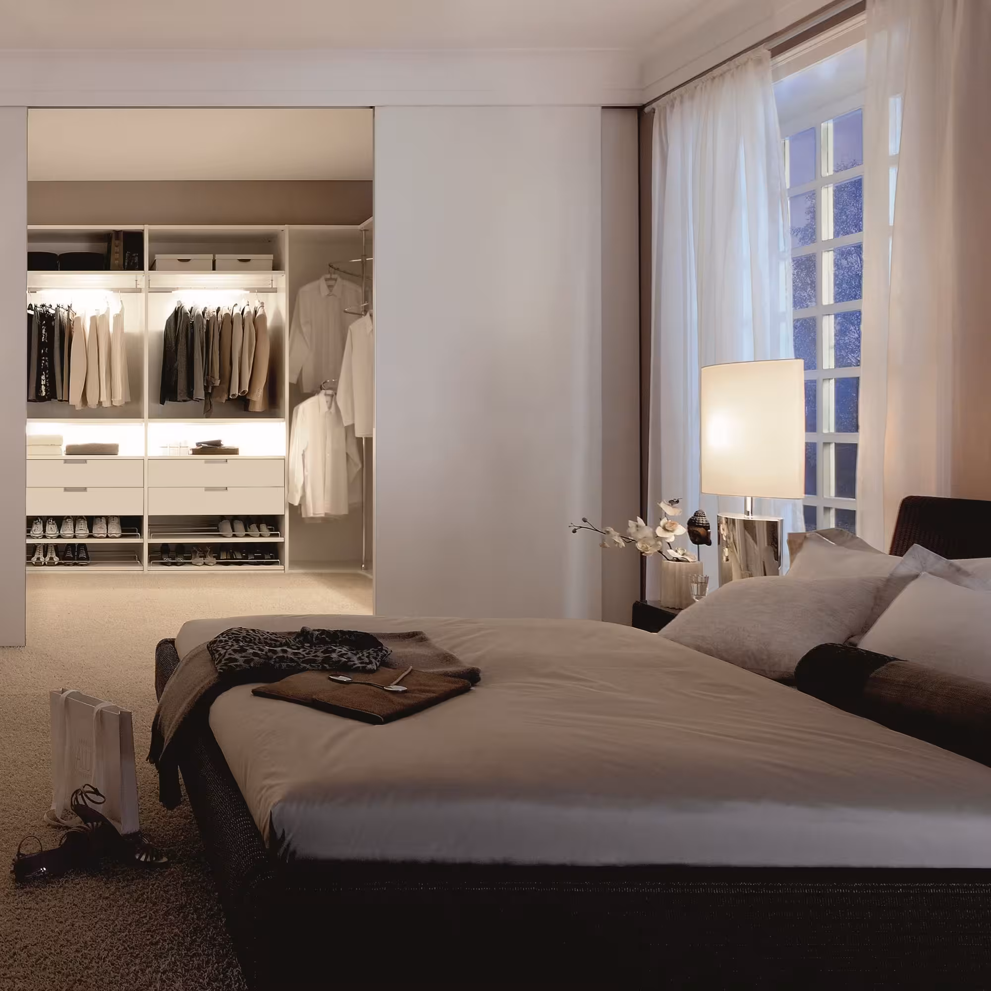 Schiebetüren Delta weiß in Schlafzimmer Ambiente